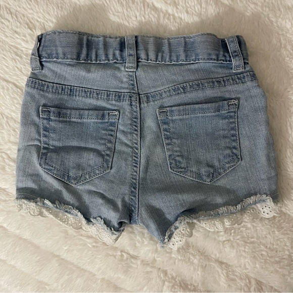 🛍3/$12🛍Cat & Jack Toddler Girls' Lace Hem Jean Shorts -Light Wash in Size 3T - Picture 7 of 9